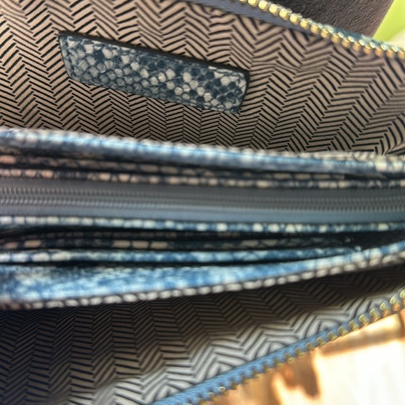 💖New listing! Blue snake skin print crossbody/ wristlet purse. - Picture 5 of 11